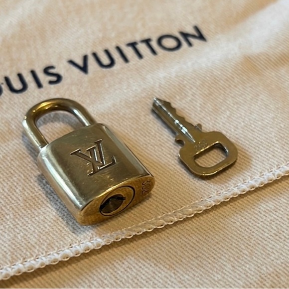 505. Authentic Louis Vuitton lock & key no specific number - Picture 1 of 7